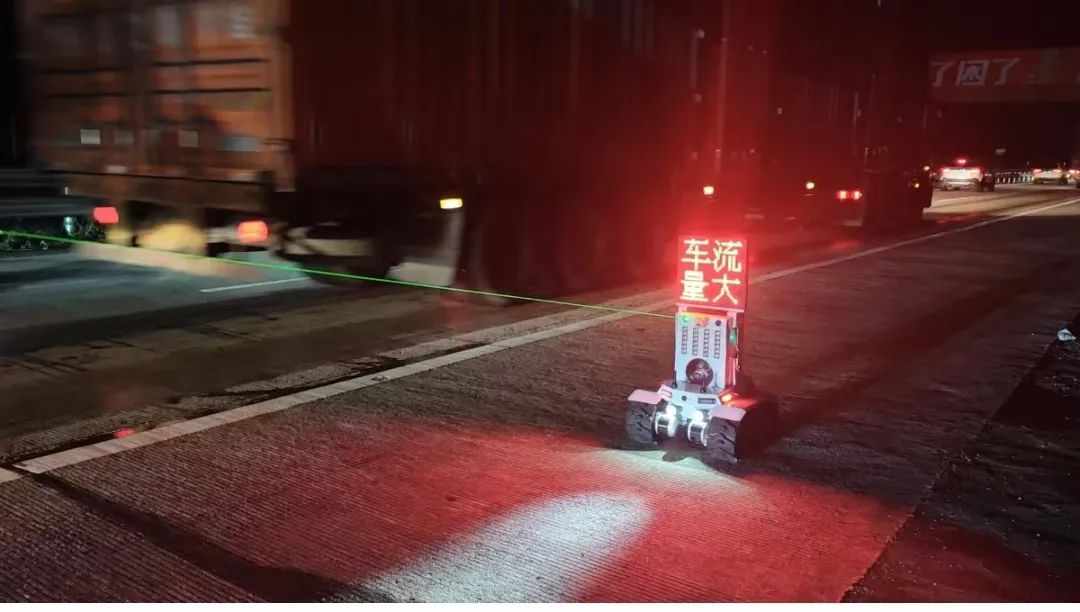 預警機器人工作照??.jpg